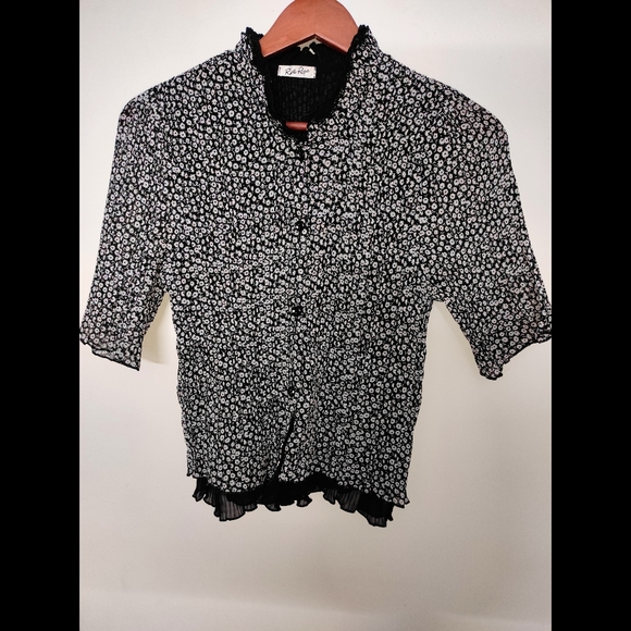 Black Floral Frilled Shirt (INTERNATIONAL)🤍🖤 - Picture 2 of 10